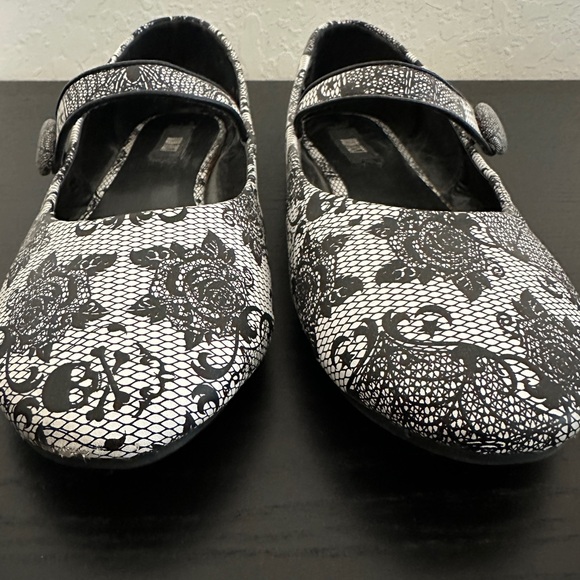 Iron Fist Black and White Flats with Skull and Crossbones with Roses Design - Picture 4 of 6
